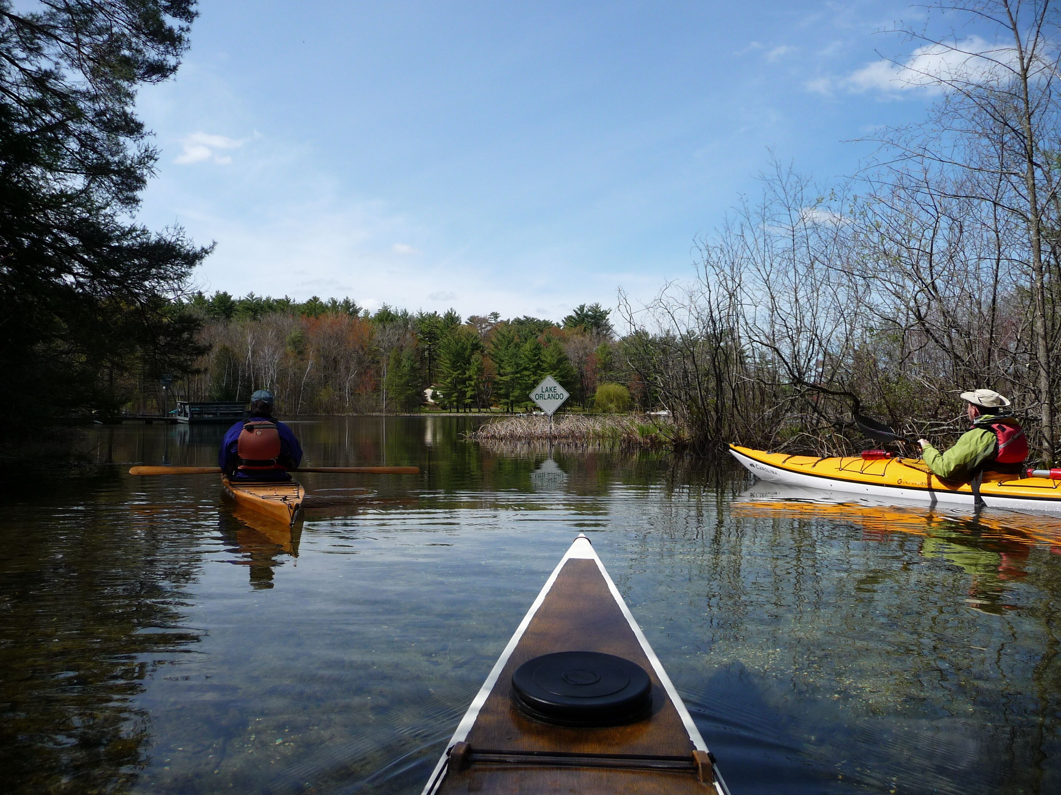 Un lac paisible où l’on peut faire du kayak, avec un panneau indiquant le lac Orlando.