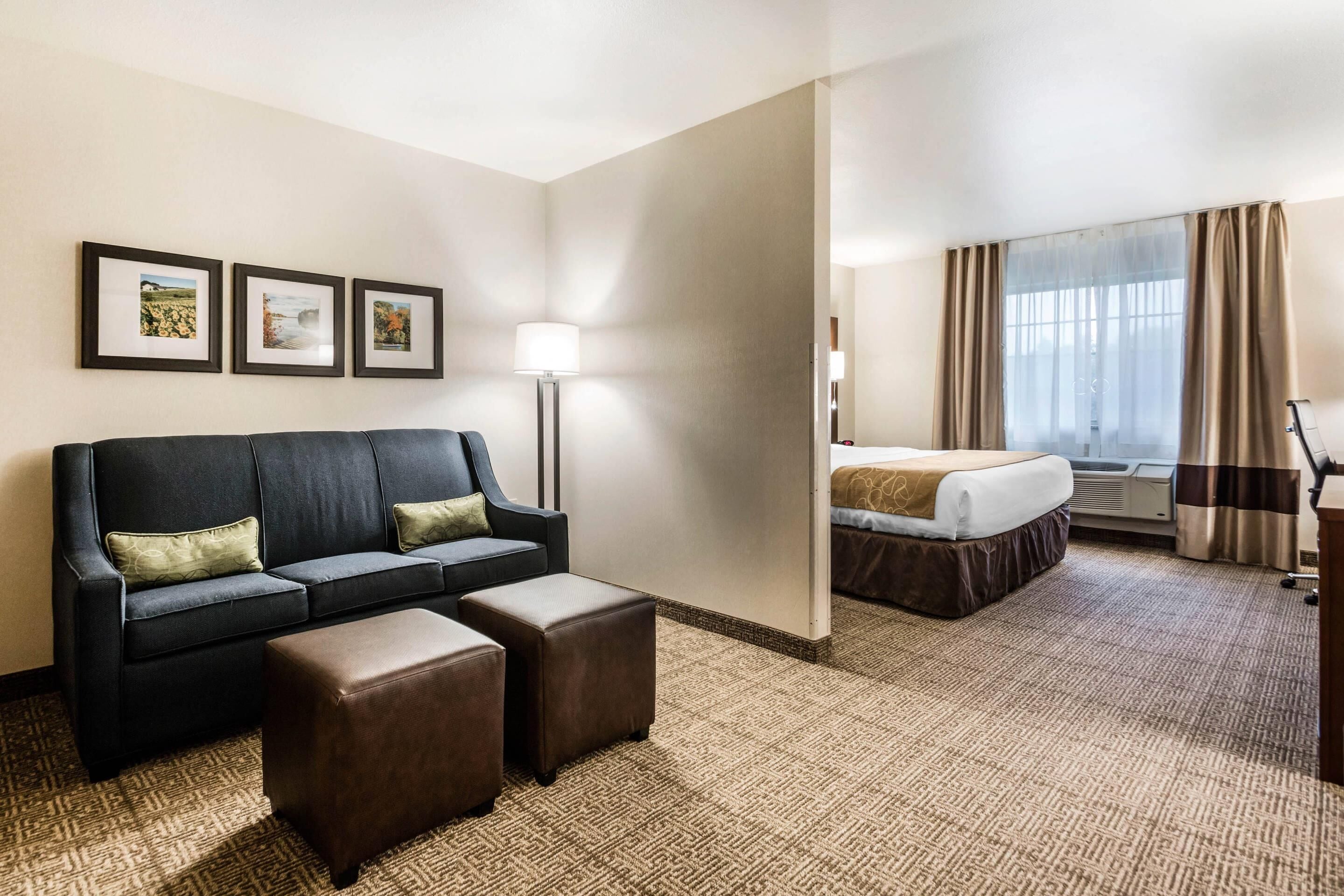 套房, 1 张特大床, 无障碍, 无烟房 | 高档床上用品、客房内保险箱、办公桌、笔记本电脑工作区