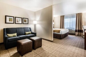 Ropa de cama de alta calidad y caja de seguridad en la habitación 