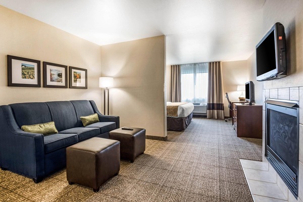 Suite, 1 King Bed with Sofa bed, Non Smoking, Hot Tub | Premium bedding, in-room safe, desk, laptop workspace