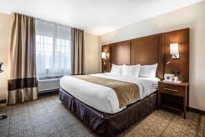 أغطية فراش متميزة وخزنة داخل الغرفة ومكتب ومساحة عمل للكمبيوتر المحمول