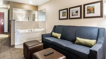 Suite, 1 kingsize bed met slaapbank, niet-roken | Luxe beddengoed, een kluis op de kamer, een bureau, een laptopwerkplek