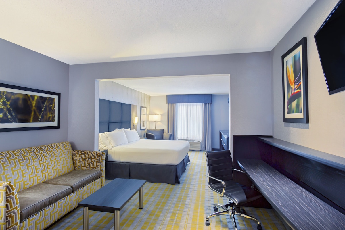 Suite, 1 kingsize-seng | Skrivebord, blendingsgardiner og strykejern/-brett