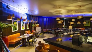 9 restaurants; breakfast, lunch, dinner, and brunch served
