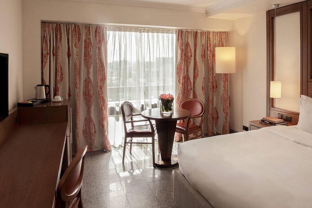 高级房, 1 张特大床, 城市景观 (Classic Superior Rooms) | 高档床上用品、迷你吧、客房内保险箱、办公桌