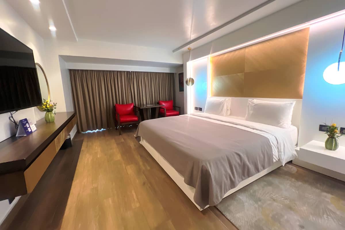 华丽客房, 1 张特大床, 阳台, 城市景观 (Queen Room) | 高档床上用品、迷你吧、客房内保险箱、办公桌