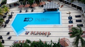 Una piscina al aire libre