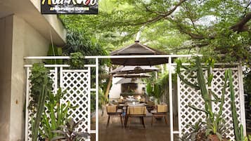 9 restaurantes; se sirve desayuno, almuerzo y cena; cocina fusión