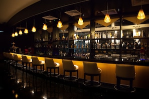 7 bares y bar junto a la piscina