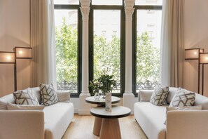 Presidential Suite | เครื่องนอนระดับพรีเมียม, มินิบาร์, ตู้นิรภัยในห้องพัก, โต๊ะทำงาน