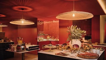Café da manhã com buffet todos os dias mediante uma taxa