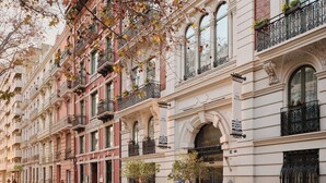 Une rangée de bâtiments de style européen classique, dotés de balcons décorés et de grandes fenêtres.