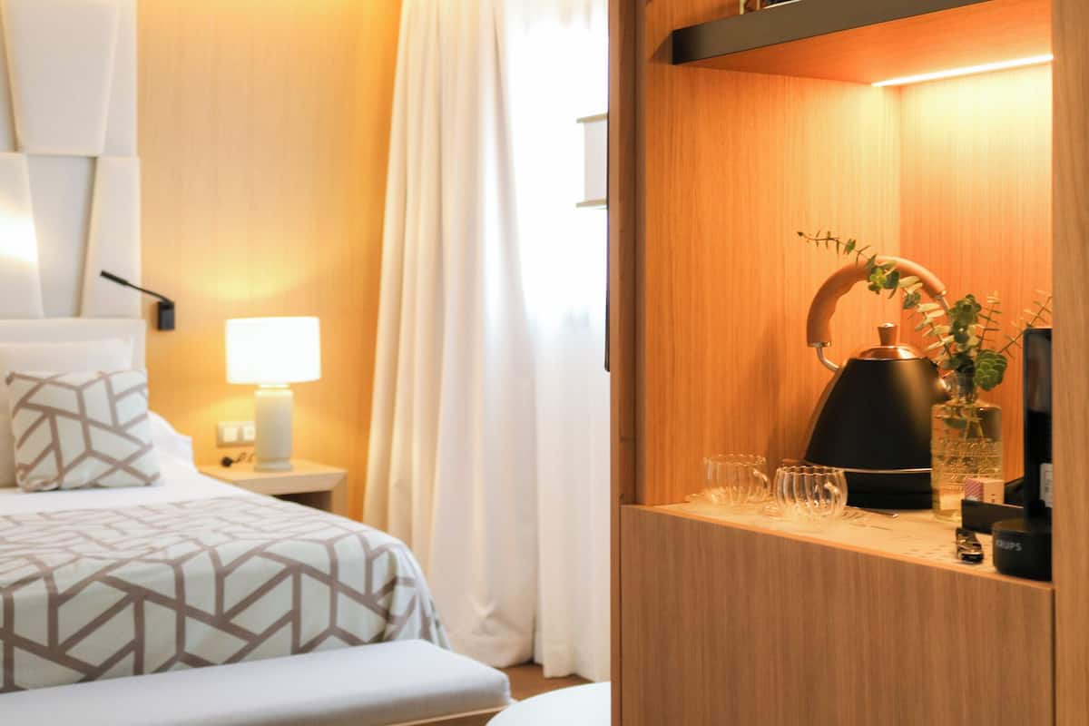 Dreamer Double Room | Hochwertige Bettwaren, Minibar, Zimmersafe, Schreibtisch