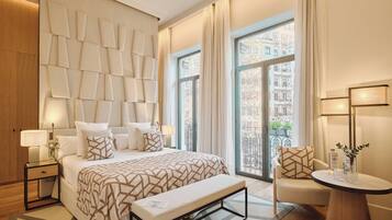 Kamer | Luxe beddengoed, een minibar, een kluis op de kamer, een bureau