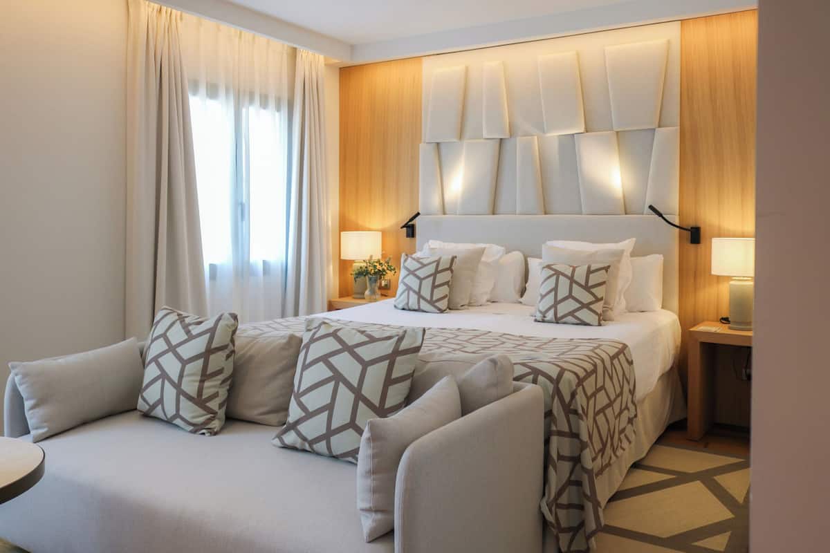 1 bedroom, premium bedding, minibar, in-room safe