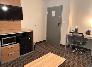 Suite, 1 habitación, no fumadores (1 KINGBED) | Zona de estar | Televisión de pantalla plana de 50 pulgadas con canales por cable