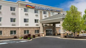 Un bâtiment Baymont Inn & Suites avec une façade en briques, de grandes fenêtres et une entrée abritée.