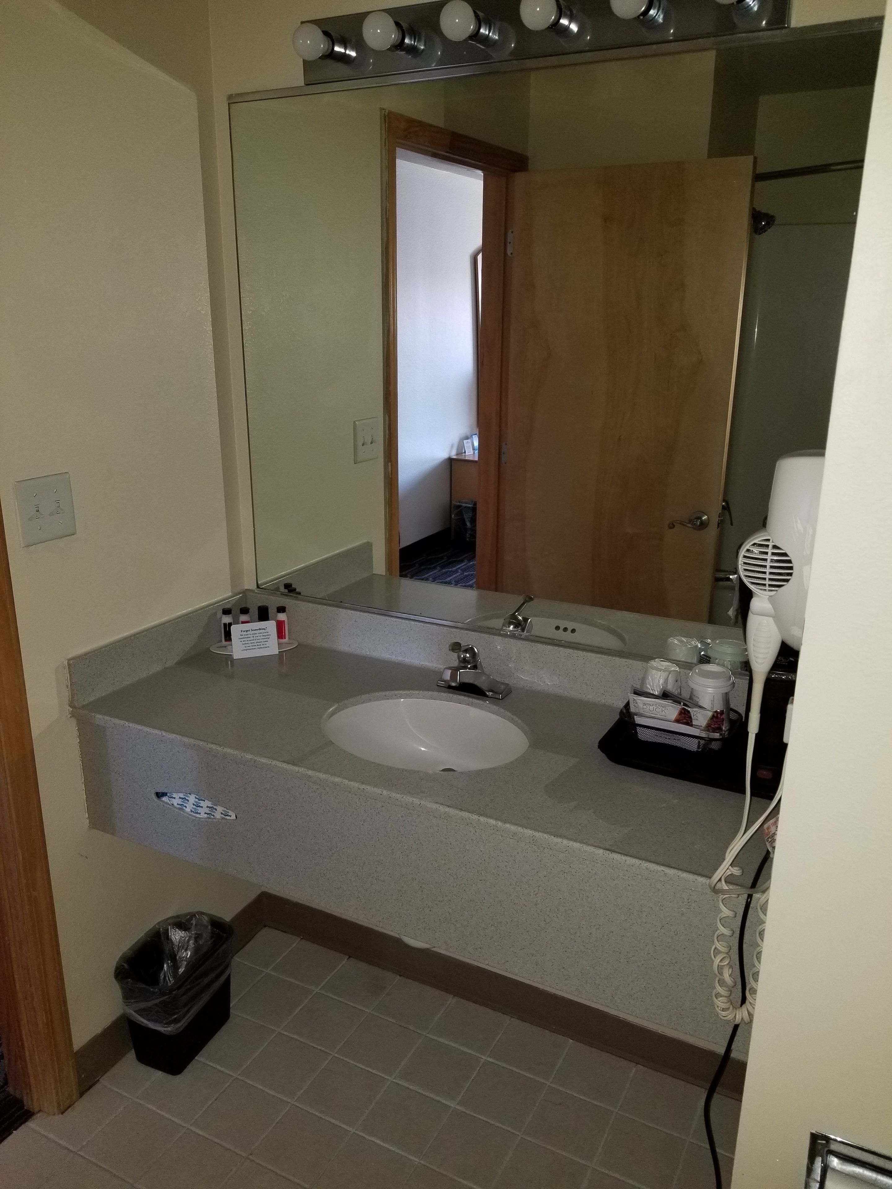 Chambre, 2 grands lits | Lavabo de la salle de bain