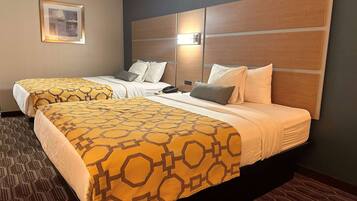 Kamar, 2 Tempat Tidur Queen | Brankas, meja kerja, ruang kerja ramah laptop, dan tirai kedap cahaya