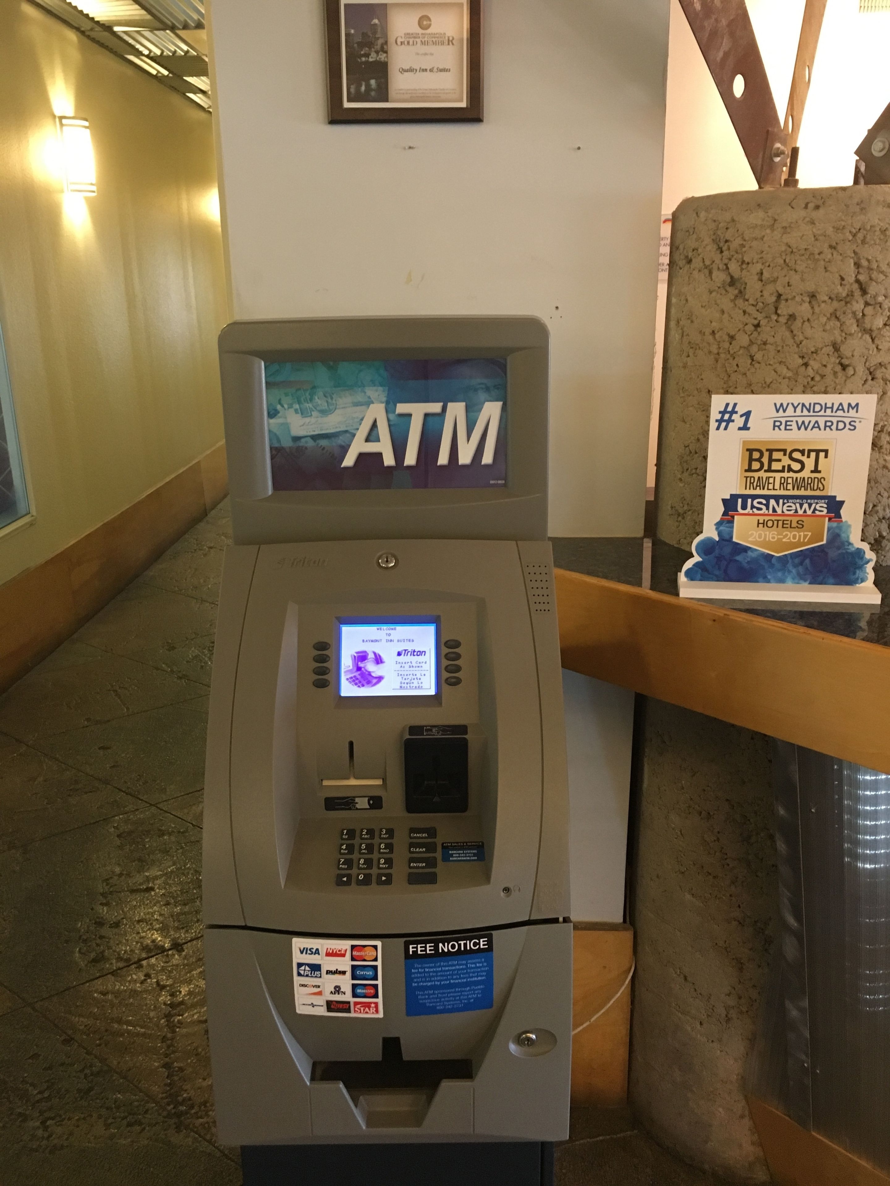 Un distributeur automatique de billets doté d’un écran affichant la mention « ATM » et d’une pancarte indiquant que le programme Wyndham Rewards est le meilleur programme de récompenses pour les voyages (n° 1).
