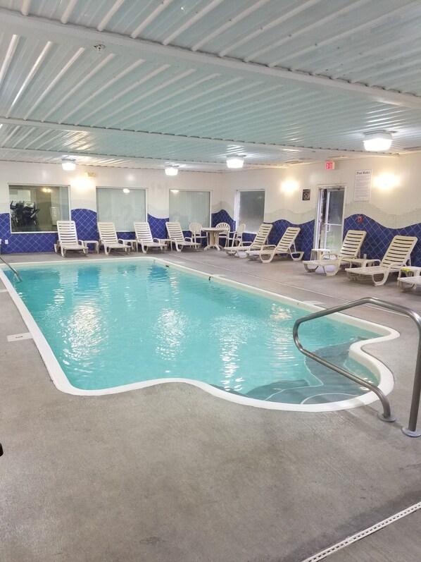 Piscine couverte, chaises longues