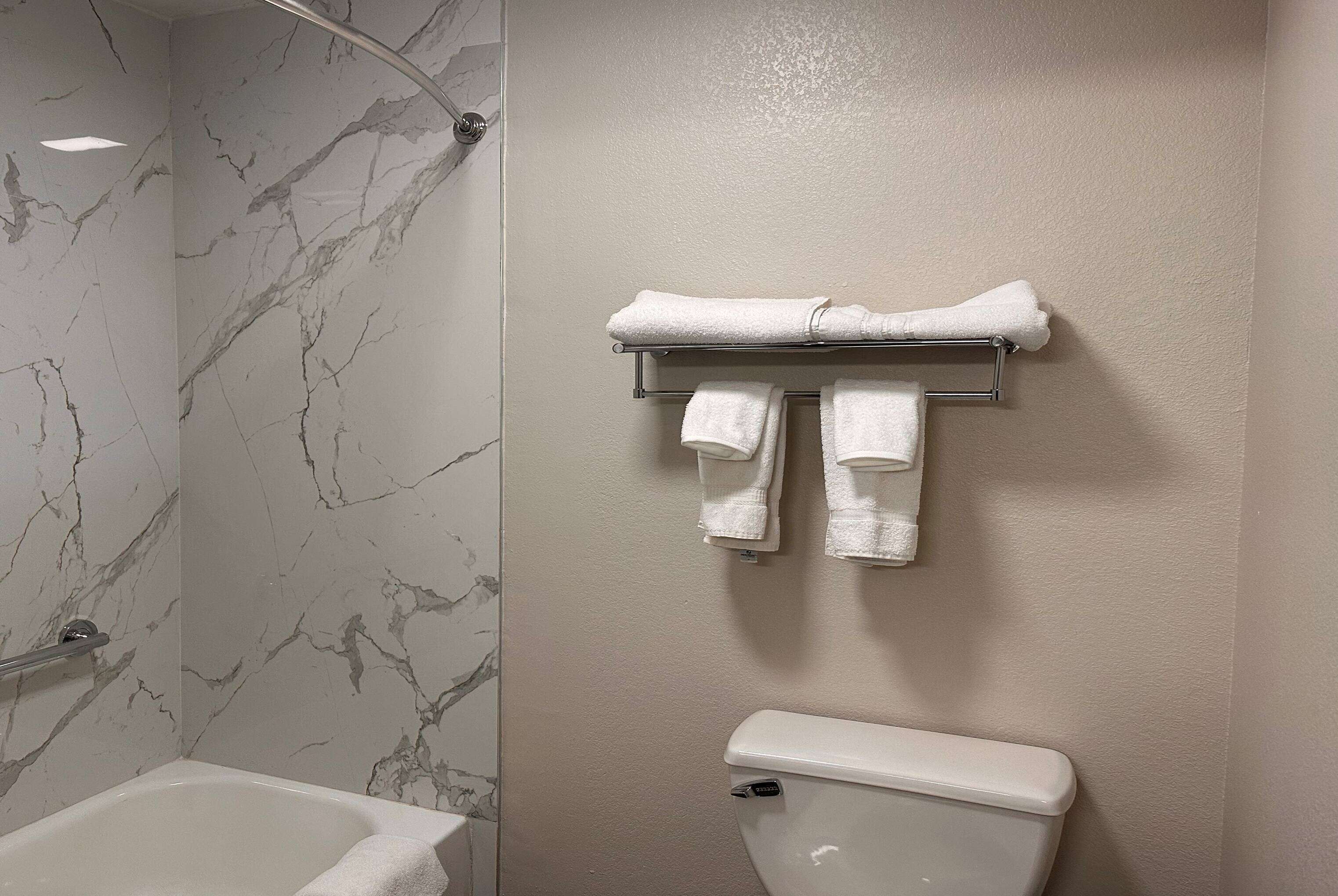 Combined shower/tub, free toiletries, hair dryer, towels