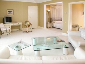 Hochwertige Bettwaren, Minibar, Zimmersafe, Schreibtisch