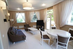 Hochwertige Bettwaren, Minibar, Zimmersafe, Schreibtisch