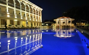 Outdoor pool, pool umbrellas, pool loungers - Palace Del Mar (Odesa)