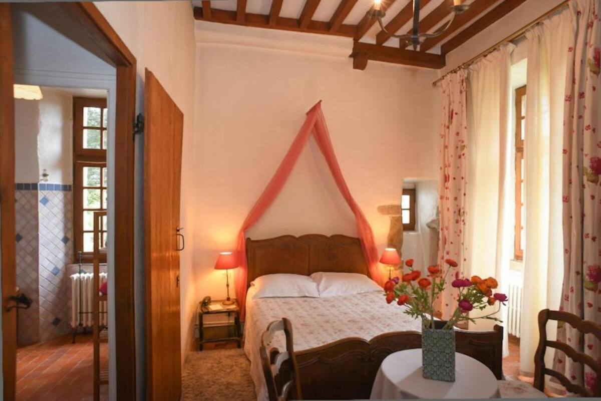 Traditional Double Room, 1 Double Bed, Non Smoking | Individually decorated, blackout curtains, soundproofing, free WiFi