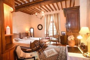 Double or Twin Room, 2 Single Beds, Non Smoking | Individually decorated, blackout curtains, soundproofing, free WiFi