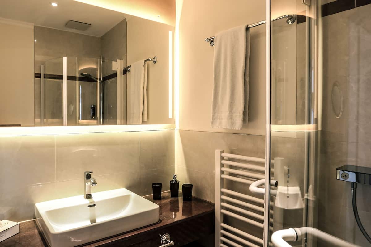 comfort single room, 1 queen bed | bathroom | towels