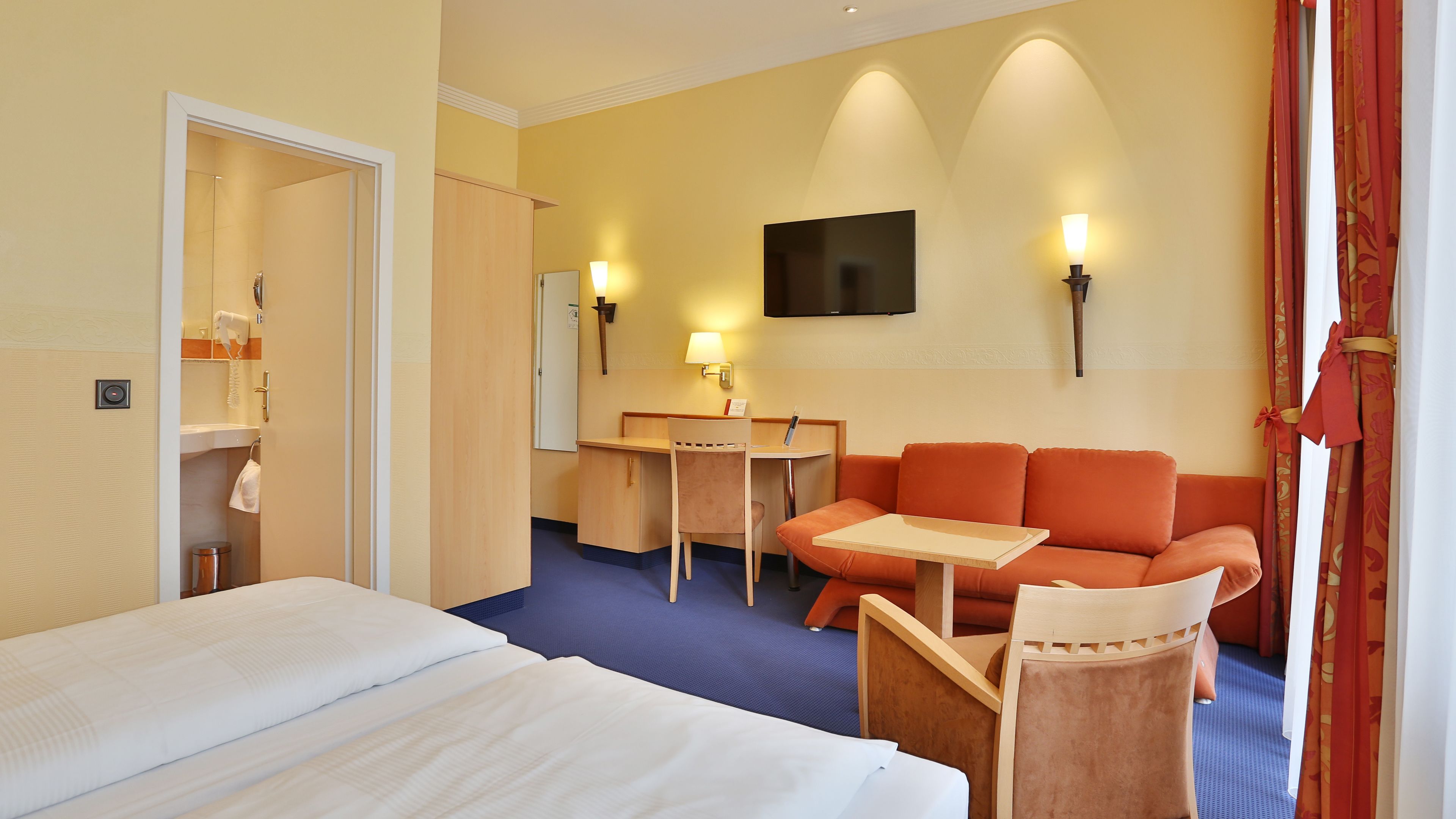 standard double room | 1 bedroom, in-room safe, desk, soundproofing