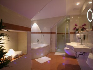 Tower Room | Bathroom | Towels - Hotel Mack (Mannheim)