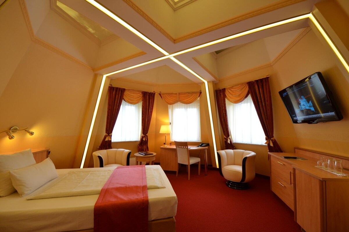 خزنة داخل الغرفة ومكتب وتجهيزات عازلة للصوت وواي فاي مجانًا