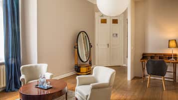 Suite | Hypo-allergenic bedding, individually furnished, desk