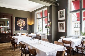 Petit déjeuner buffet servi tous les jours en supplément