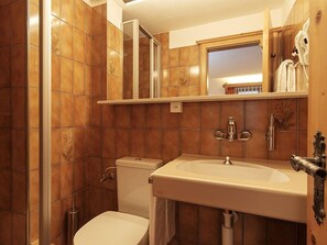 Comfort-Doppelzimmer | Badezimmer | Haartrockner, Handtücher