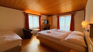 Comfort Triple Room | Peti besi dalam bilik, meja, ruang kerja komputer riba