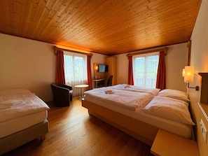 In-room safe, desk, laptop workspace, blackout curtains - Madrisa Lodge (Klosters-Serneus)