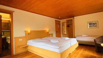 Comfort-Dreibettzimmer | Zimmersafe, Schreibtisch, laptopgeeigneter Arbeitsplatz