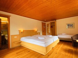 Habitación triple Confort | Caja fuerte, escritorio, espacio para trabajar con un portátil