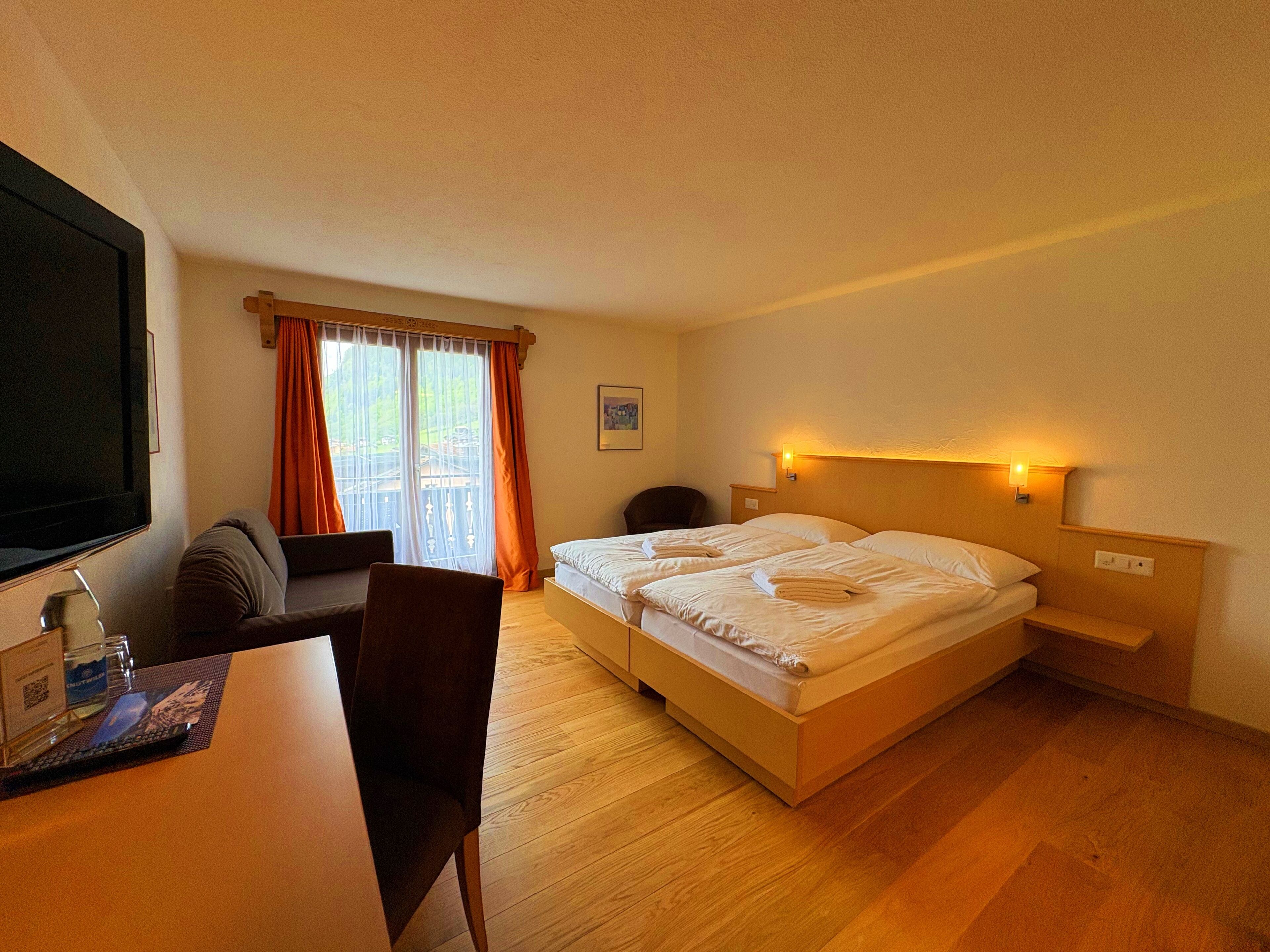 Een kluis op de kamer, een bureau, een laptopwerkplek