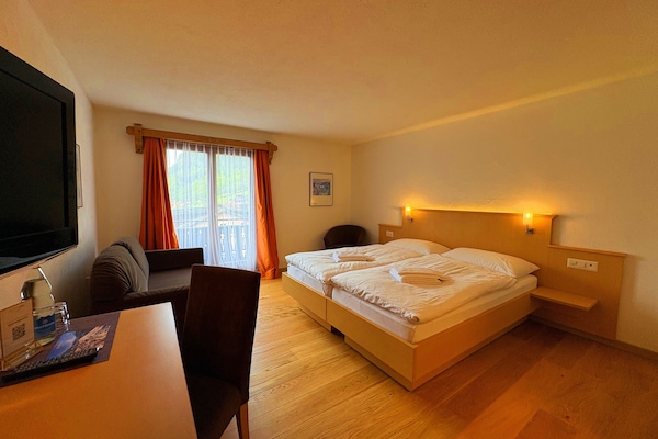 Zimmersafe, Schreibtisch, laptopgeeigneter Arbeitsplatz