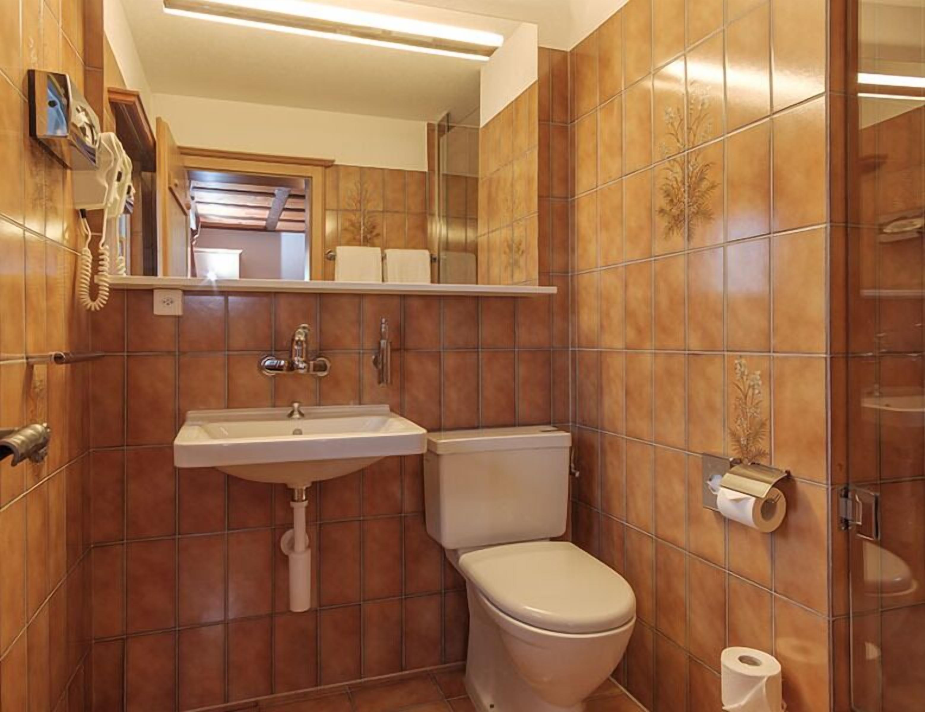 comfort triple room | bathroom | hair dryer, towels
