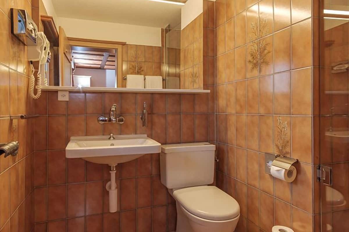 comfort triple room | bathroom | hair dryer, towels