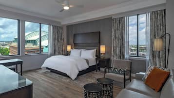 Suíte, 1 cama King e sofá-cama, no canto | 1 quarto, roupas de cama premium, camas com colchões pillow-top