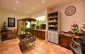 Café da manhã com buffet diário (EUR 16 por pessoa)