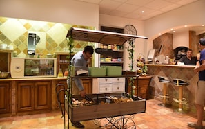 Frühstücksbuffet am Wochenende (16 EUR pro Person)