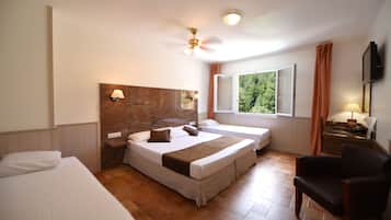 Minibar, caja de seguridad en la habitación y escritorio